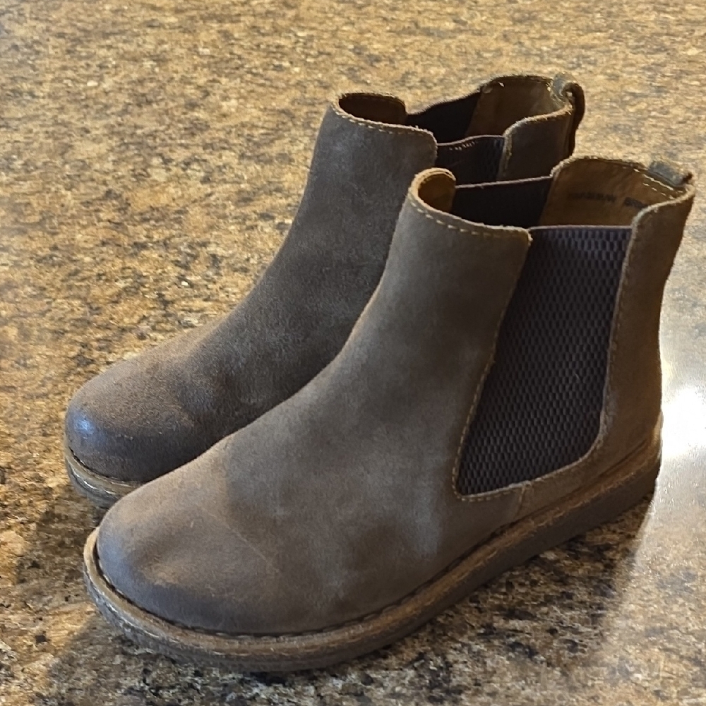 Women's Chelsea Ankle Boots in Brown Suede